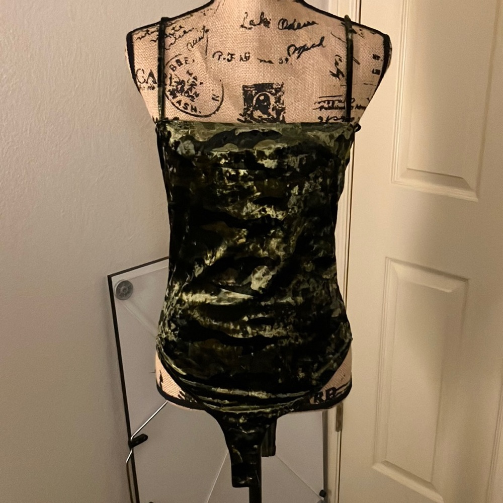 F21 forever 21 crushed velvet camo print strap cami tank top bodysuit large L